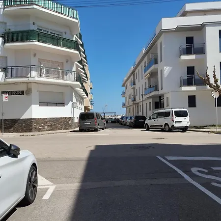 Excellent Location 100 M From The And Services Apartamento Llançà