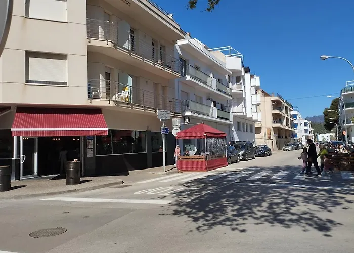Excellent Location 100 M From The And Services Apartamento Llança