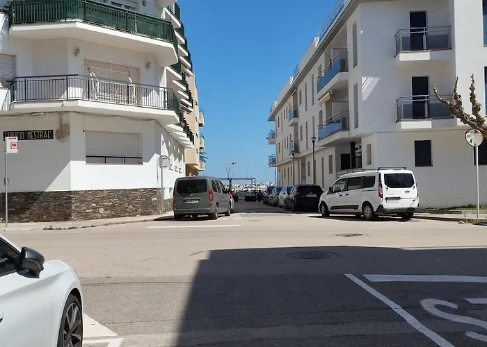 Excellent Location 100 M From The And Services Apartamento Llança